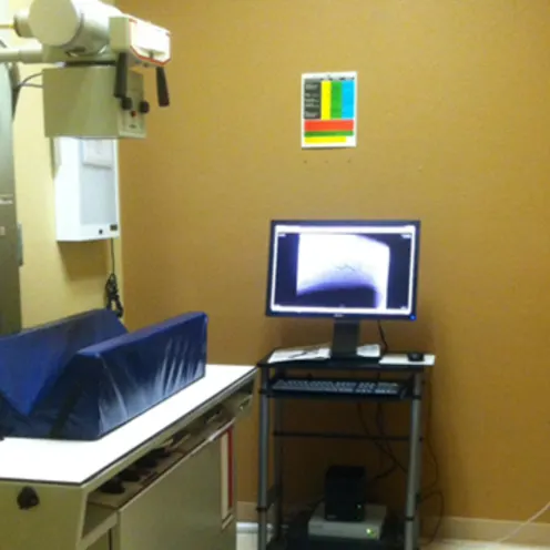 Ultrasound diagnostics room with bed and ultrasound machine
